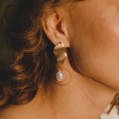 public/uploads/products/guzeller-kuyumculuk-/20211119_023859Guzeller Kuyumculuk -unsplash-earring (7).jpg