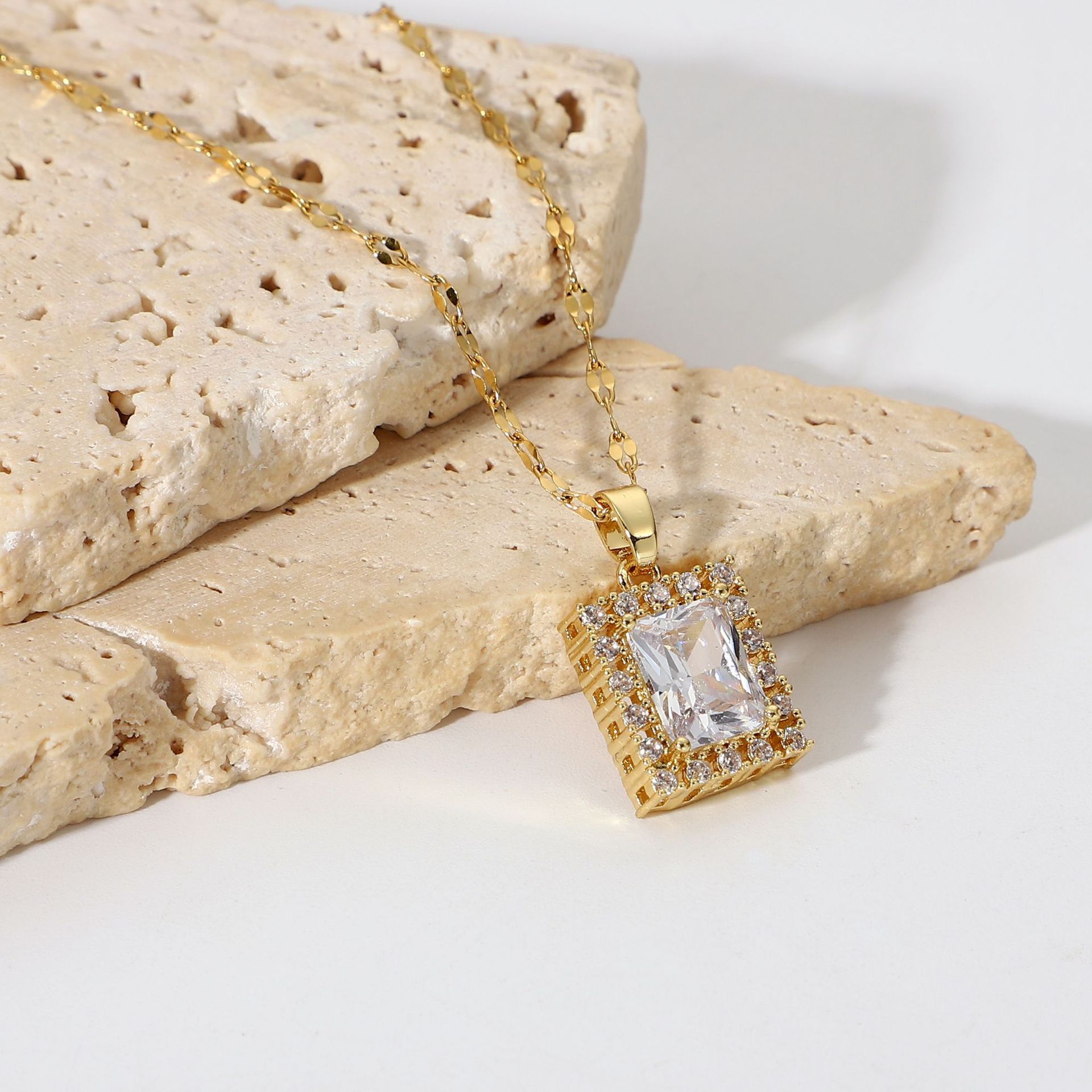 18K Gold Plated Stainless Steel Jewelry Gift Pendant Wholesaler