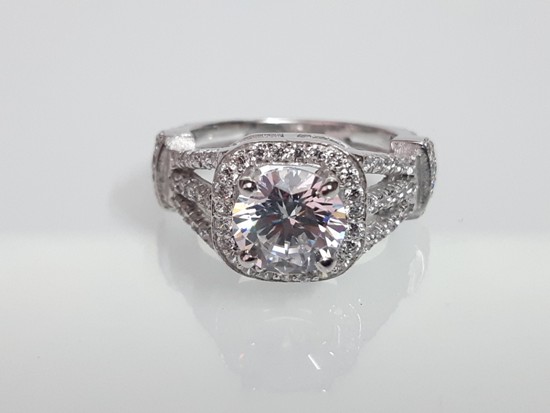 Rare and new design moissanite colorless diamond Solitaire Ring Wholesaler