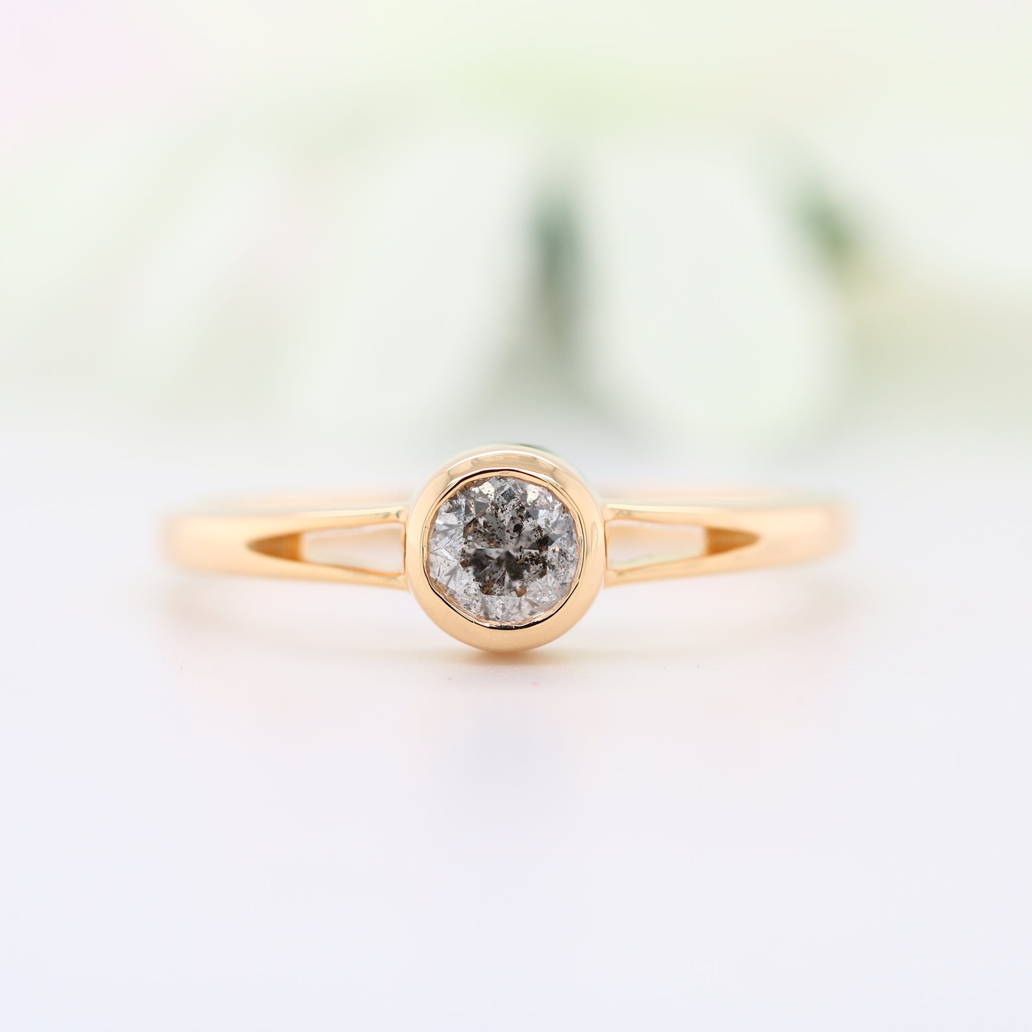 Round Brilliant Cut Salt And Pepper Yellow Gold Engagement Ring Manufacturer