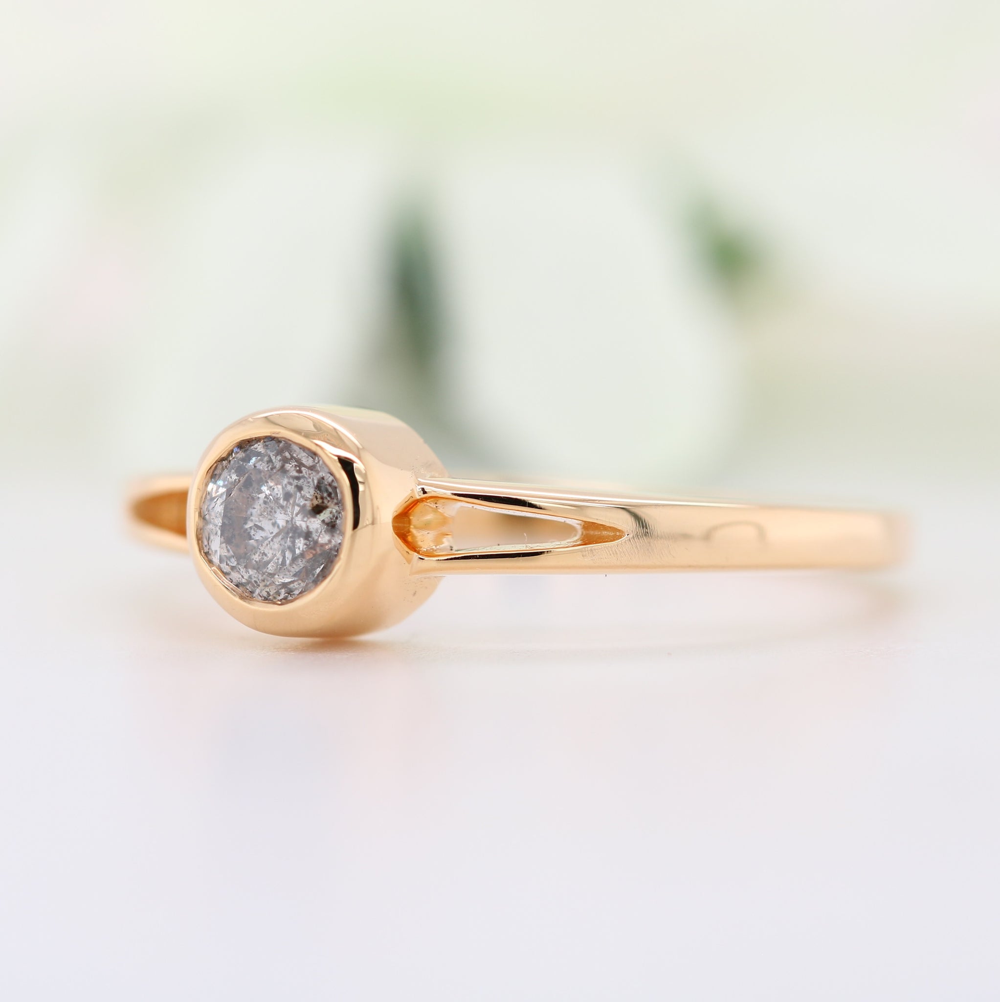 Round Brilliant Cut Salt And Pepper Yellow Gold Engagement Ring Manufacturer