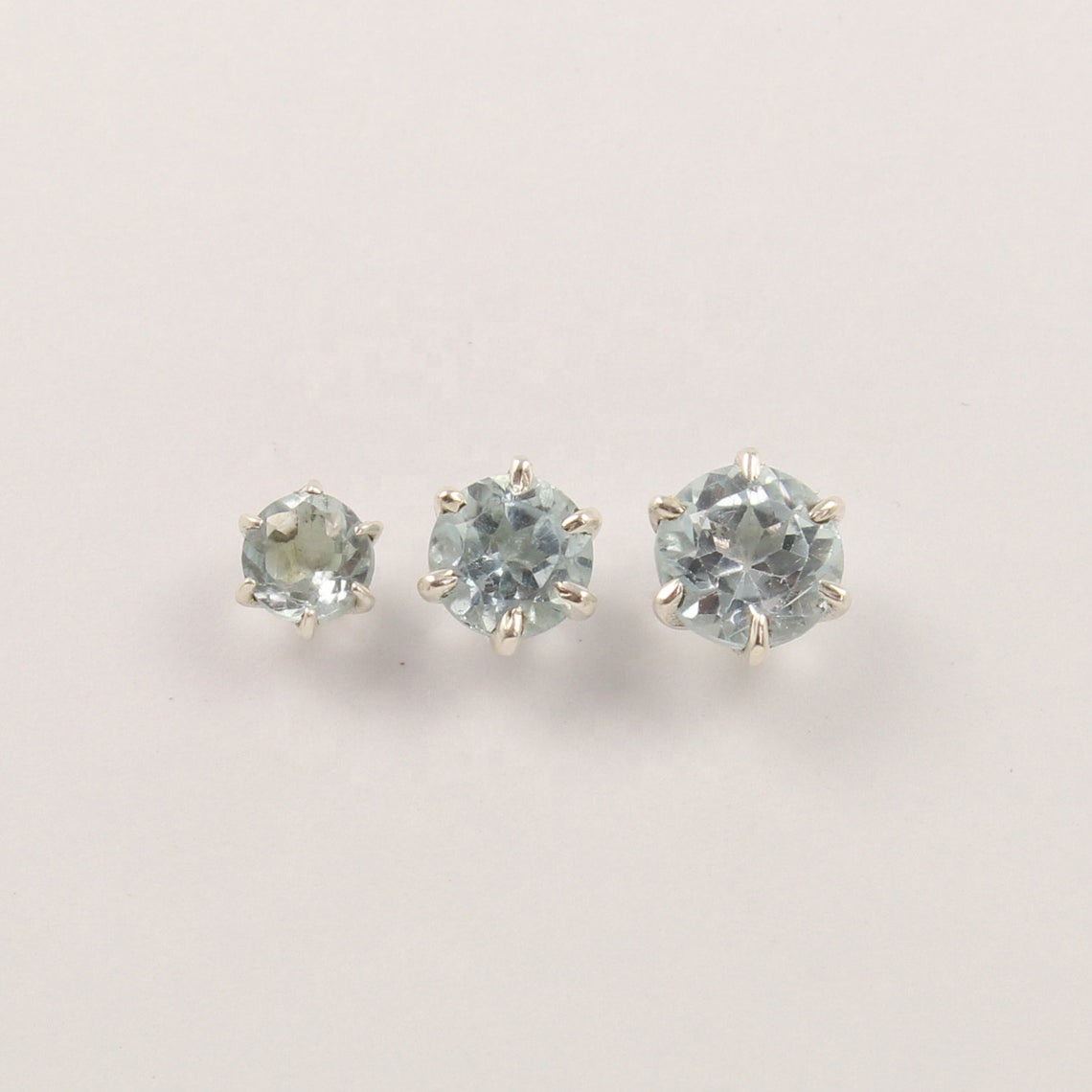 925 Sterling Silver Attractive Natural Blue Topaz Round Gemstones Exporter