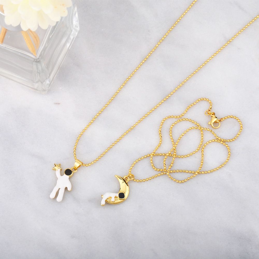 Cartoon Star Plucking Astronaut Pendant Supplier