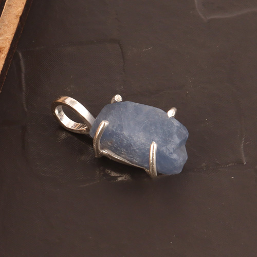 Elegant style natural rough blue sapphire loop pendant Supplier